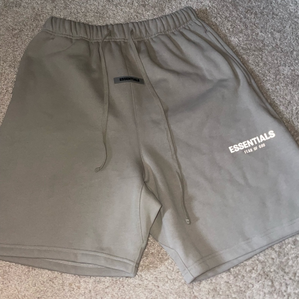 Essentials Shorts - Picture 2 of 3